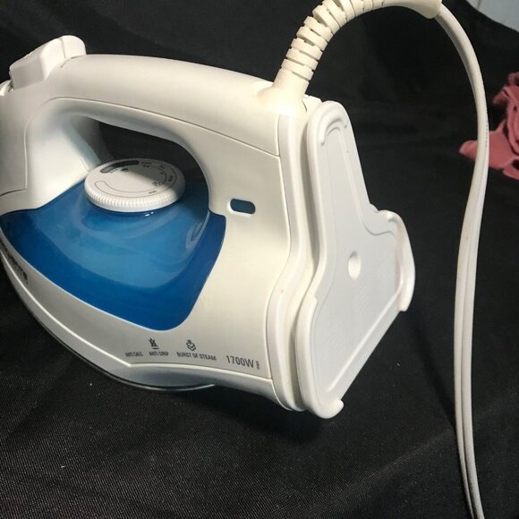 Rowenta Effective 1700W Anti-Drip Steam Iron With Self Clean - Picture 9 of 10
